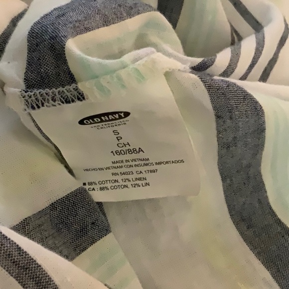 Old Navy light weight buttoned down shirt. Long sleeves - Picture 6 of 6